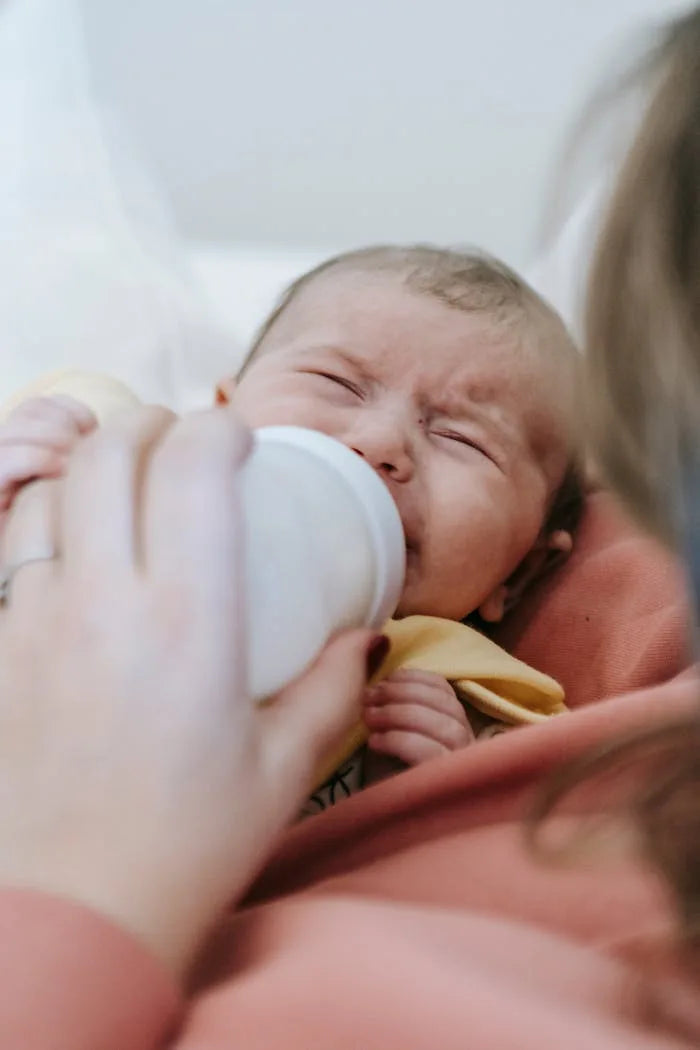 5 Easy Ways to Calm a Colicky Baby While Bottle Feeding